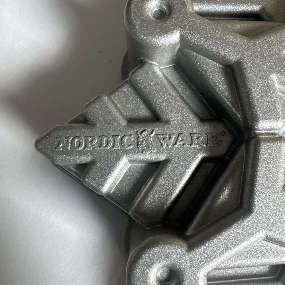 NORDIC WARE Snowflake Pull Apart Cake Pan Heavy Cast Aluminum Holiday Christmas